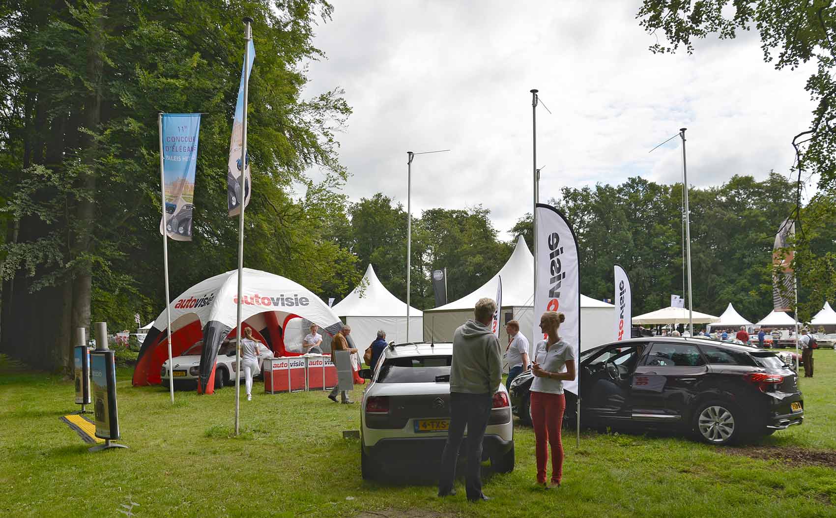 Bij de ingang van het terrein werden we begroet door twee Citroën C4 Cacti en een DS5